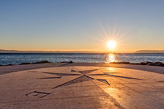sundown-by-the-sea-623603000_4050x2700.j