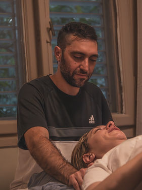 לחיצו באיזור הכתפיים-מהצד.jpg