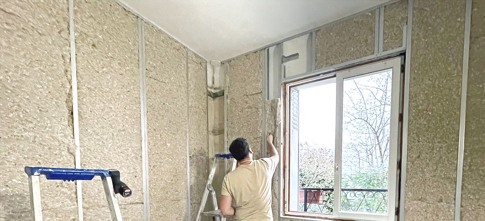 Artisan mettant en oeuvre un isolant naturel dans le cadre des travaux e Ma Prime Rénov' Rénovation d'Ampleur