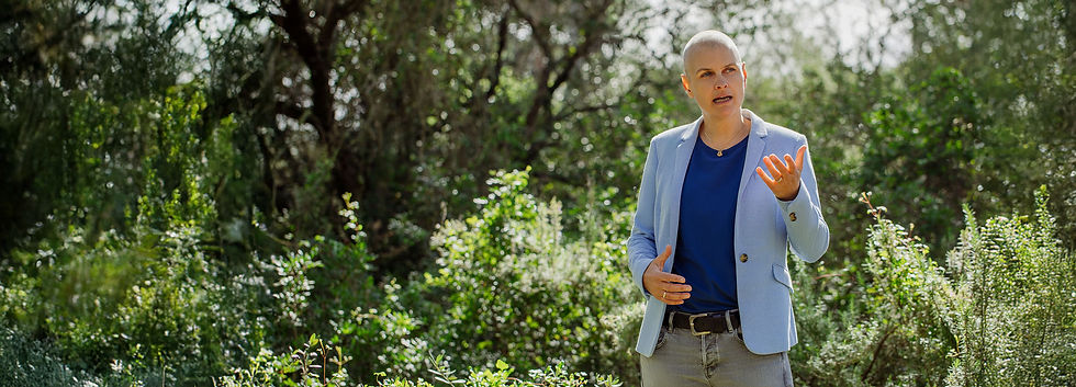 Annette Nordhoff, freie Rednerin und Moderatorin aus Hamburg, spricht gestikulierend im Grünen. Sie moderiert Veranstaltungen, Seminare und Diskussionen souverän und empathisch – mit Klarheit, Präsenz und wertschätzender Kommunikation.