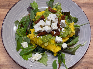 Keto - Eierspeise mit Avocado und Blattspinat
