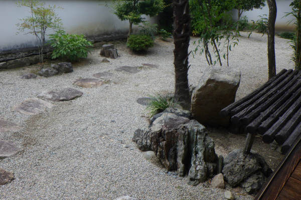 旧埴原家の庭 座敷前