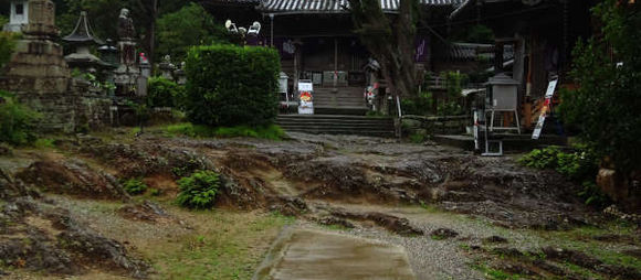常楽寺「流水岩の庭園」は岩盤の庭