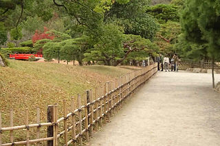 視界を遮る高さの築山 (栗林公園)