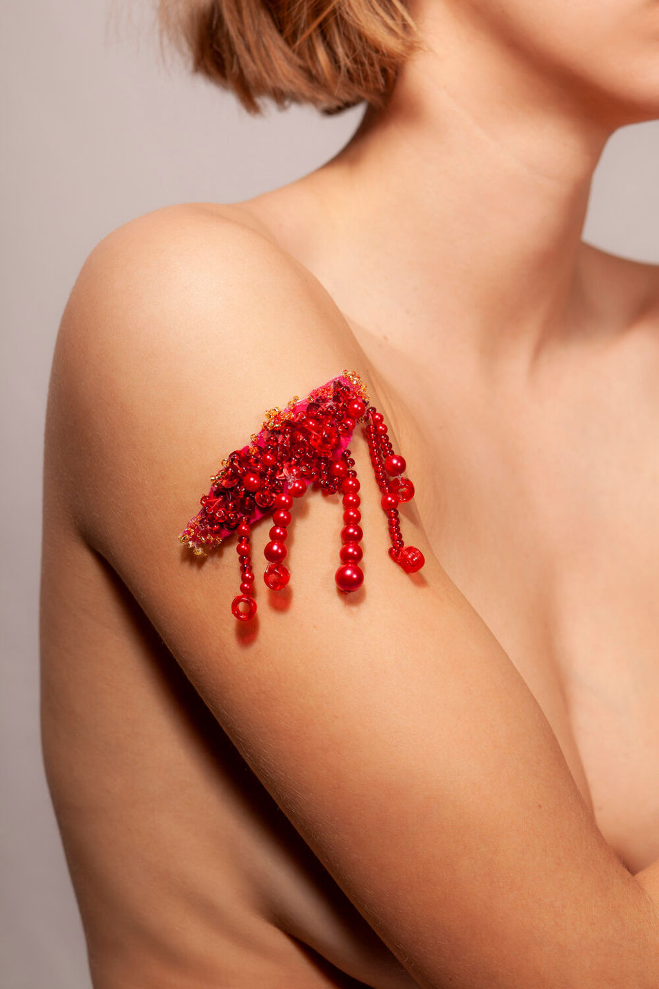 volkskrant volkskrant vilain&gai vilaingai bloed, wond wound beads kralen naakt