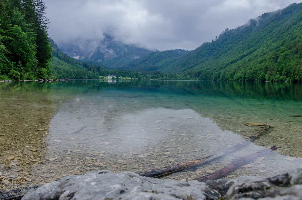 Vorderer Langbathsee bei Ebensee vor dem Höllengebirge
