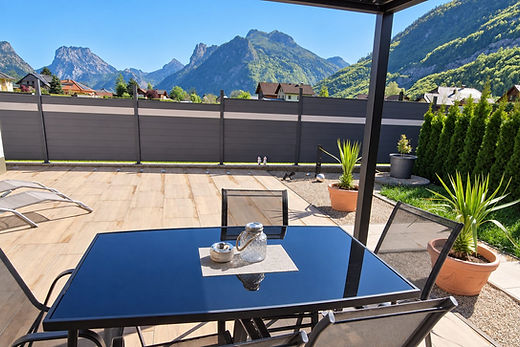 Blick vom Terrassentisch unter der Pergola auf die Berge bei Smi’s Tiny House in Ebensee