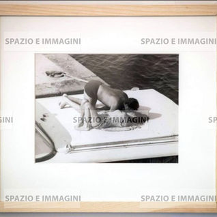Liz Taylor and Richard Burton, kiss in Motoscafo, Ischia, 1962.
Photo by Elio Sorci.
Original vintage print.
Italian Paparazzi photo.