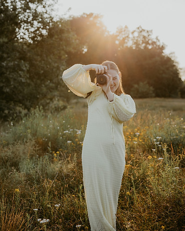 Mädchen im Sonnenschein mit Kamera in der Hand
