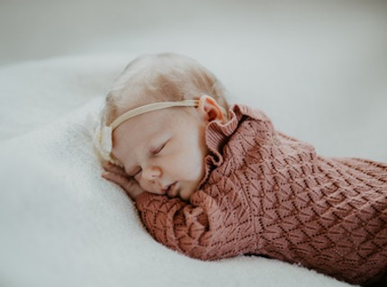 Neugeborenes liegend auf einer Decke