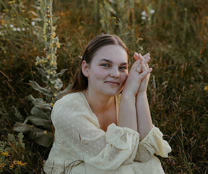 Portrait von einem Mädchen auf einer Wiese