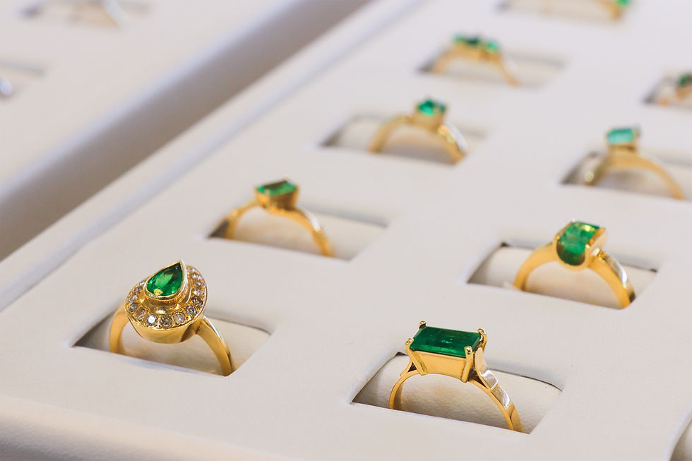Exhibición de anillos en oro en tienda J Marti Marlo