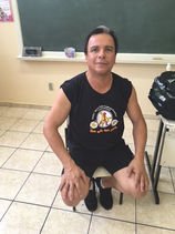 Alunos do 4º ano D entrevistam professor de dança, Luiz Henrique de Santana.