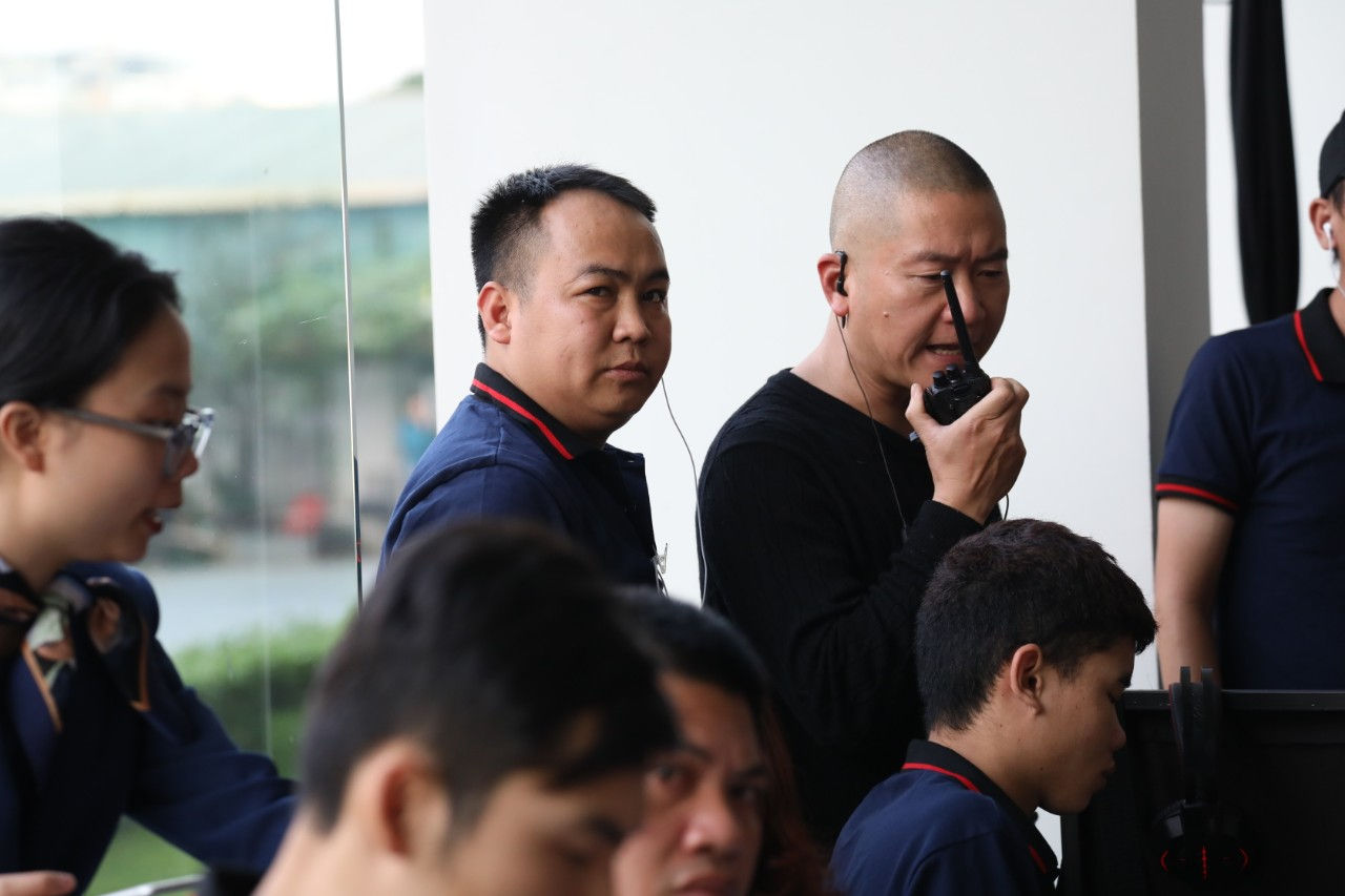 phía sau hậu trường