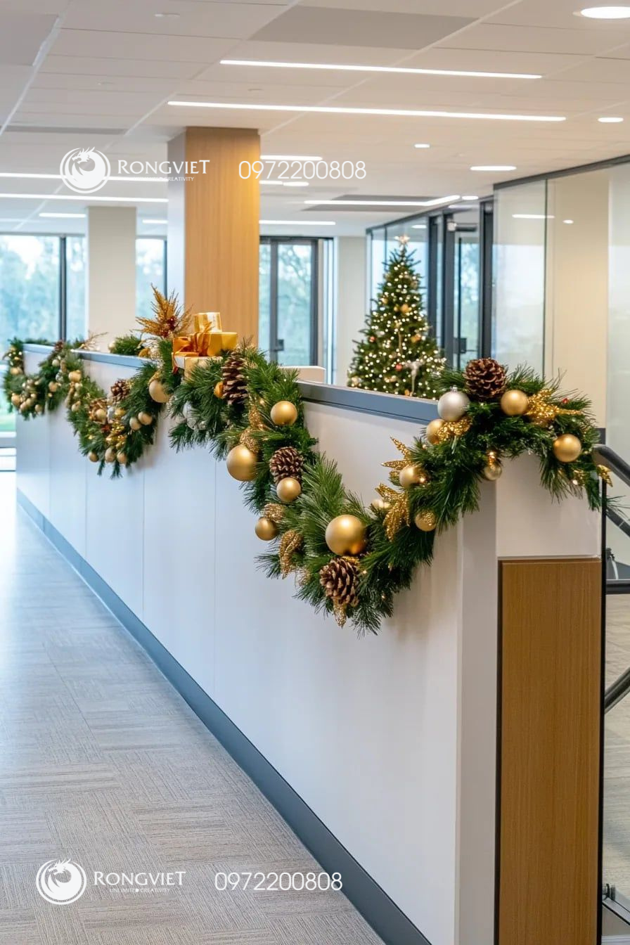 Hình thu nhỏ: Thiết kế trang trí Giáng sinh cao cấp cho sảnh văn phòng hiện đại