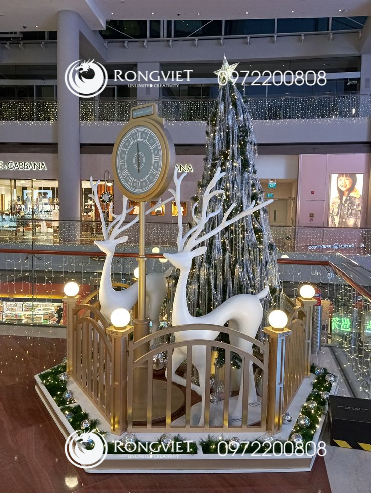 Hình thu nhỏ: Ánh sáng Giáng sinh rực rỡ tại khu vực làm việc của tòa nhà