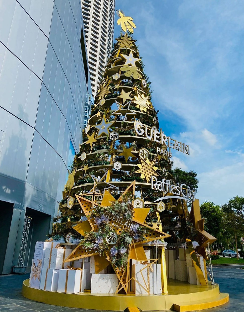 Hình thu nhỏ: Thiết kế và dựng cây thông Noel khổng lồ tại sảnh tòa nhà