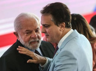 Estudantes de baixa renda do ensino médio terão poupança para permanecer na escola.