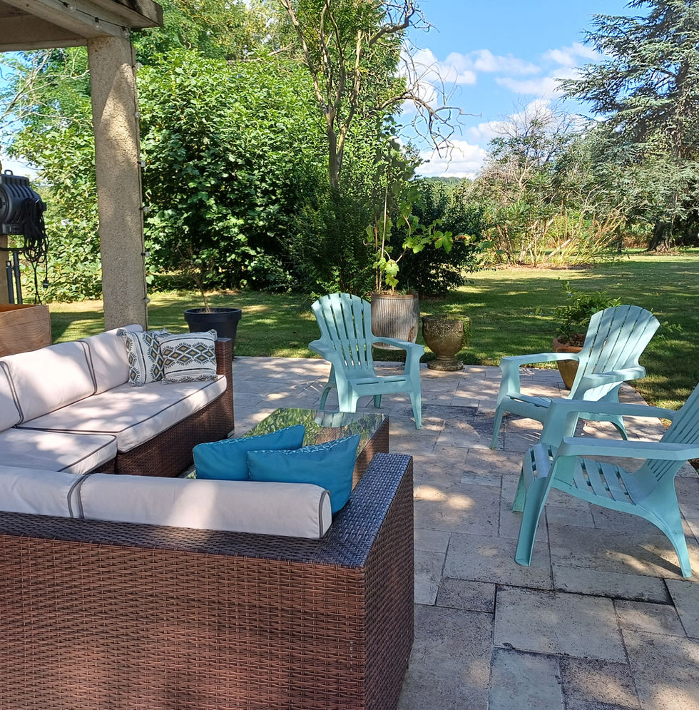 Grande terrasse couverte avec salon de jardin dans un gîte de caractère près de Castelnau-Magnoac, Sud-Ouest de la France.