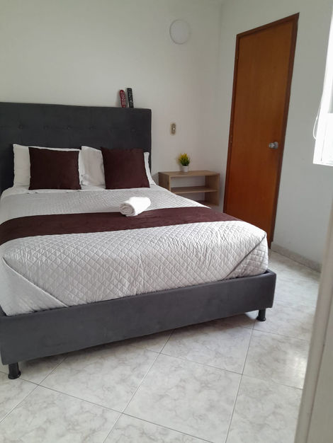 HABITACIONES BÁSICAS
Habitación con baño privado
Agua caliente
Televisión por cable.
Wifi
Servicio de lavandería con costo adicional