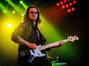 Geddy Lee lanza dos temas inéditos de su época en solitario 