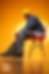 Homme assis sur une chaise rouge lors d'un shooting photo