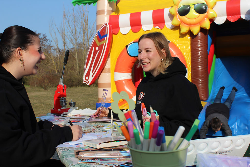 Kinderunterhaltung, Hüpfburg im Hintergrund