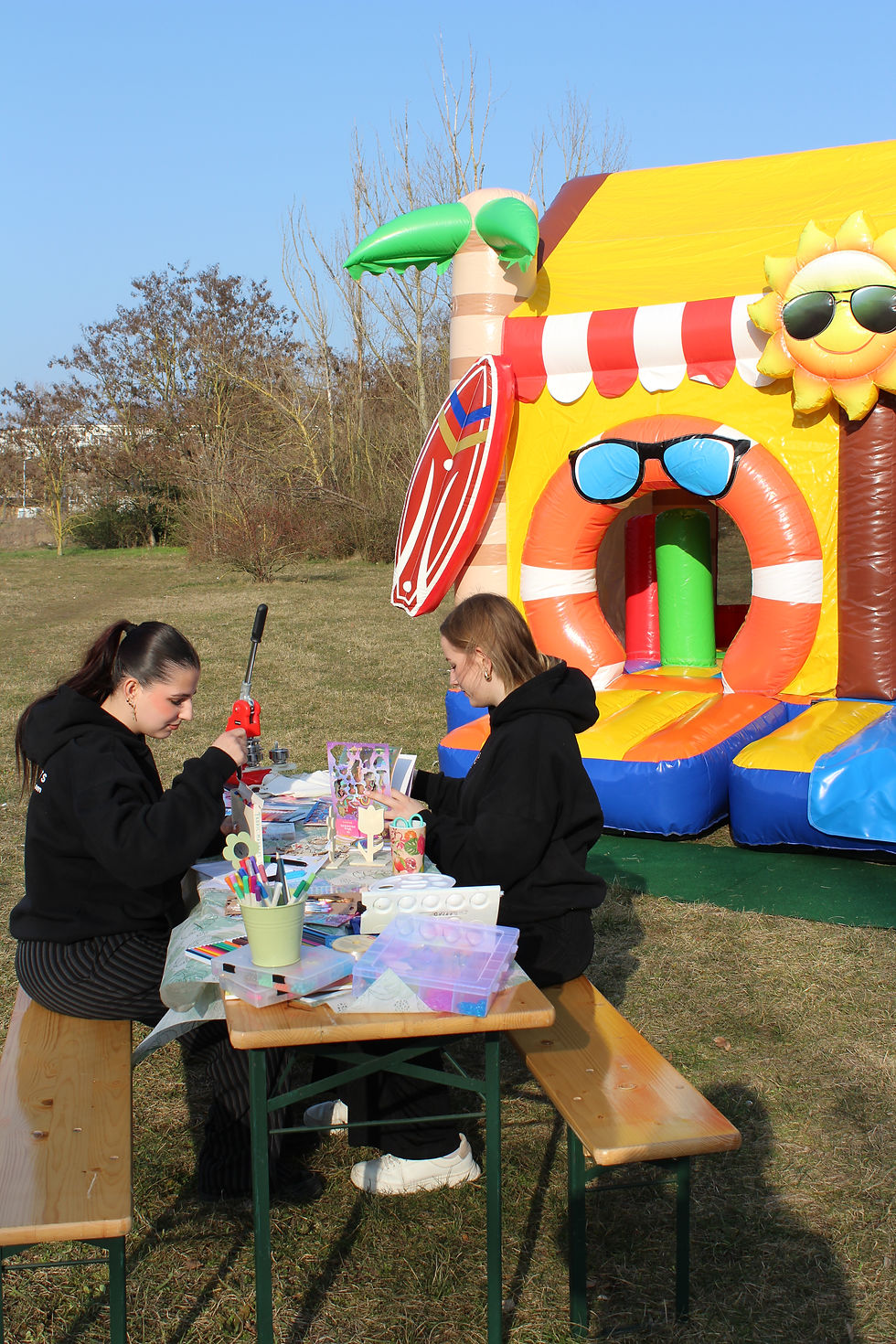 Kinderunterhaltung, Hüpfburg im Hintergrund