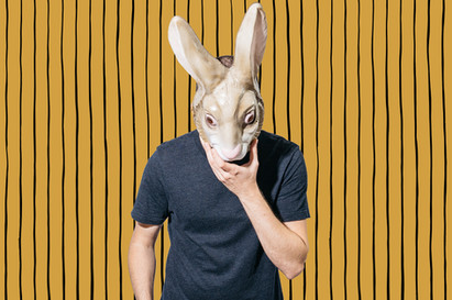 Mann mit Maske