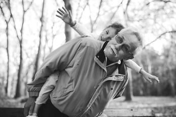 Instant de jeu et de complicité entre une petite fille et son grand-père en forêt à Mennecy