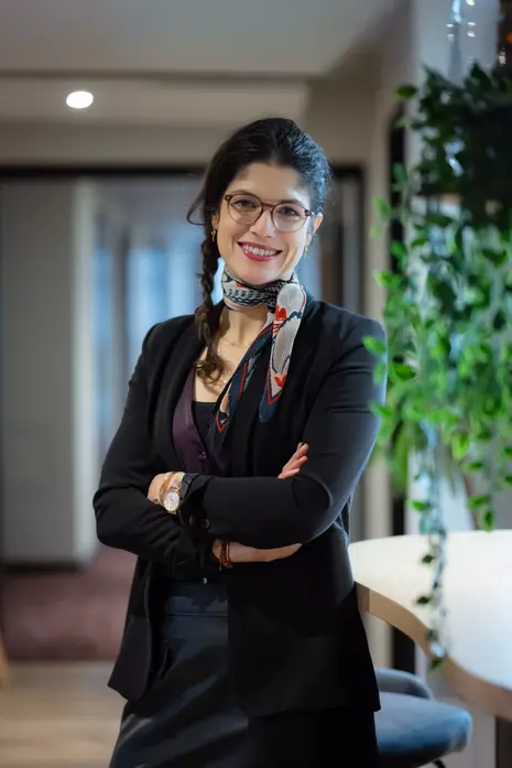 Portrait professionnel en intérieur, lumière naturelle et ambiance chaleureuse