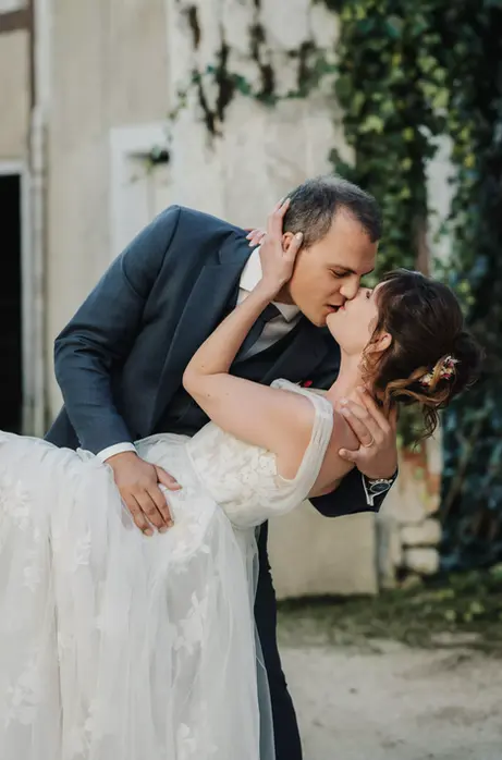 Couple de mariés en train de s'embrasser, photographie naturelle sans pose en Essonne