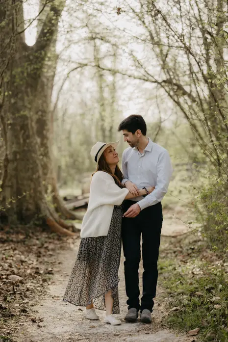 Instant de complicité entre de futurs parents lors d’une séance photo lifestyle de grossesse