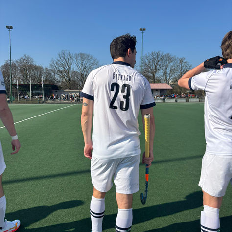 “Onze Niels” maakt winnende comeback na kruisbandoperatie