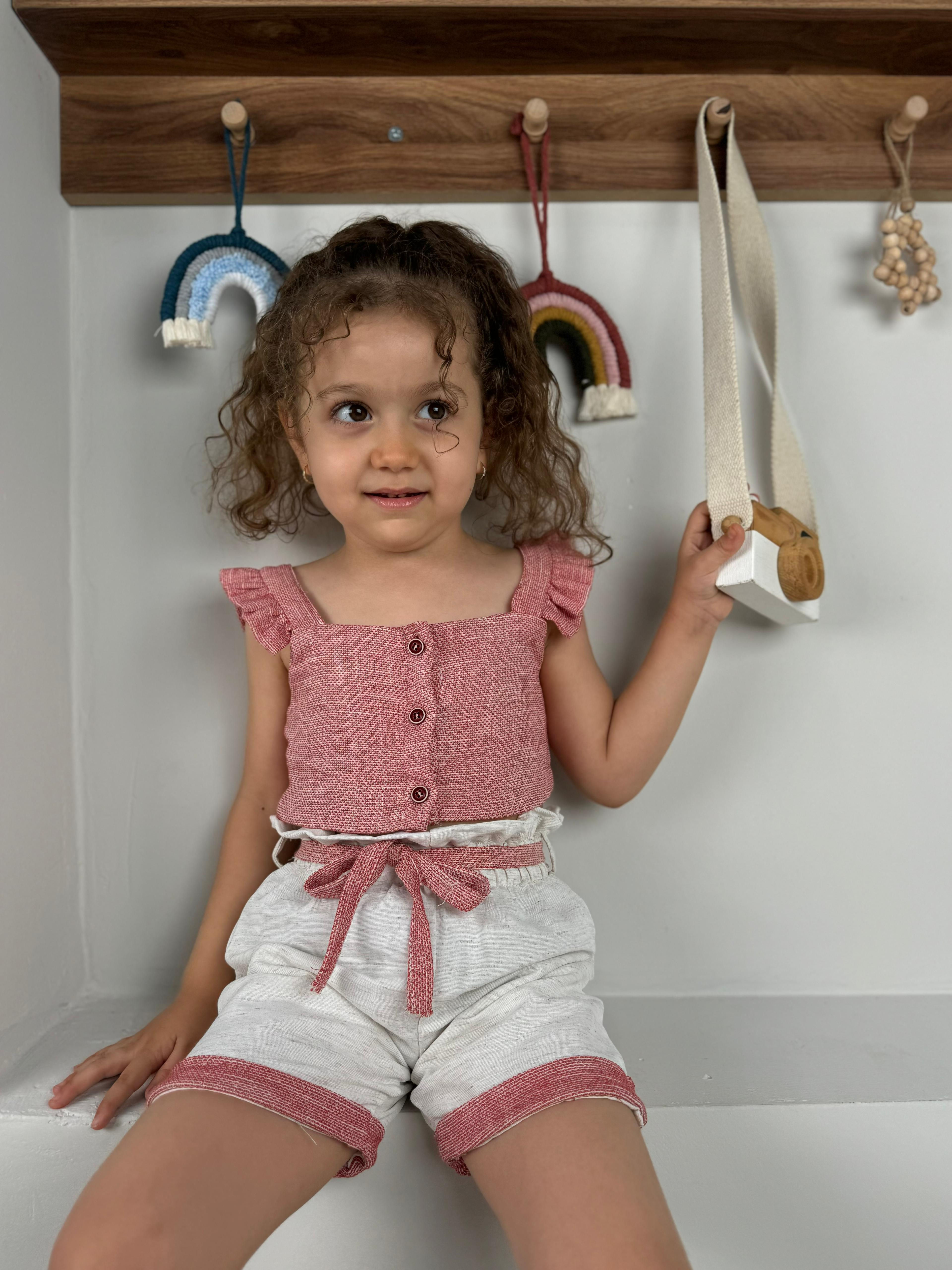 Fırfır kollu crop, biyeli şort, kemer 3'lü kız çocuk takım