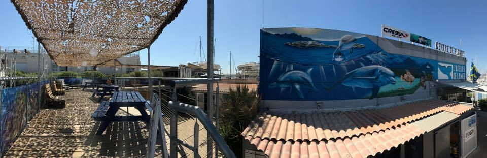 Espace détente sur la terrasse avec vue mer