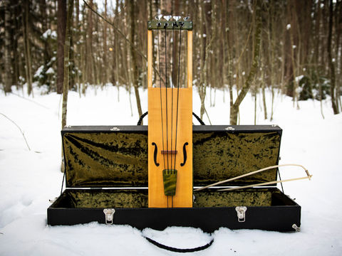 Bassojouhikko laukulla