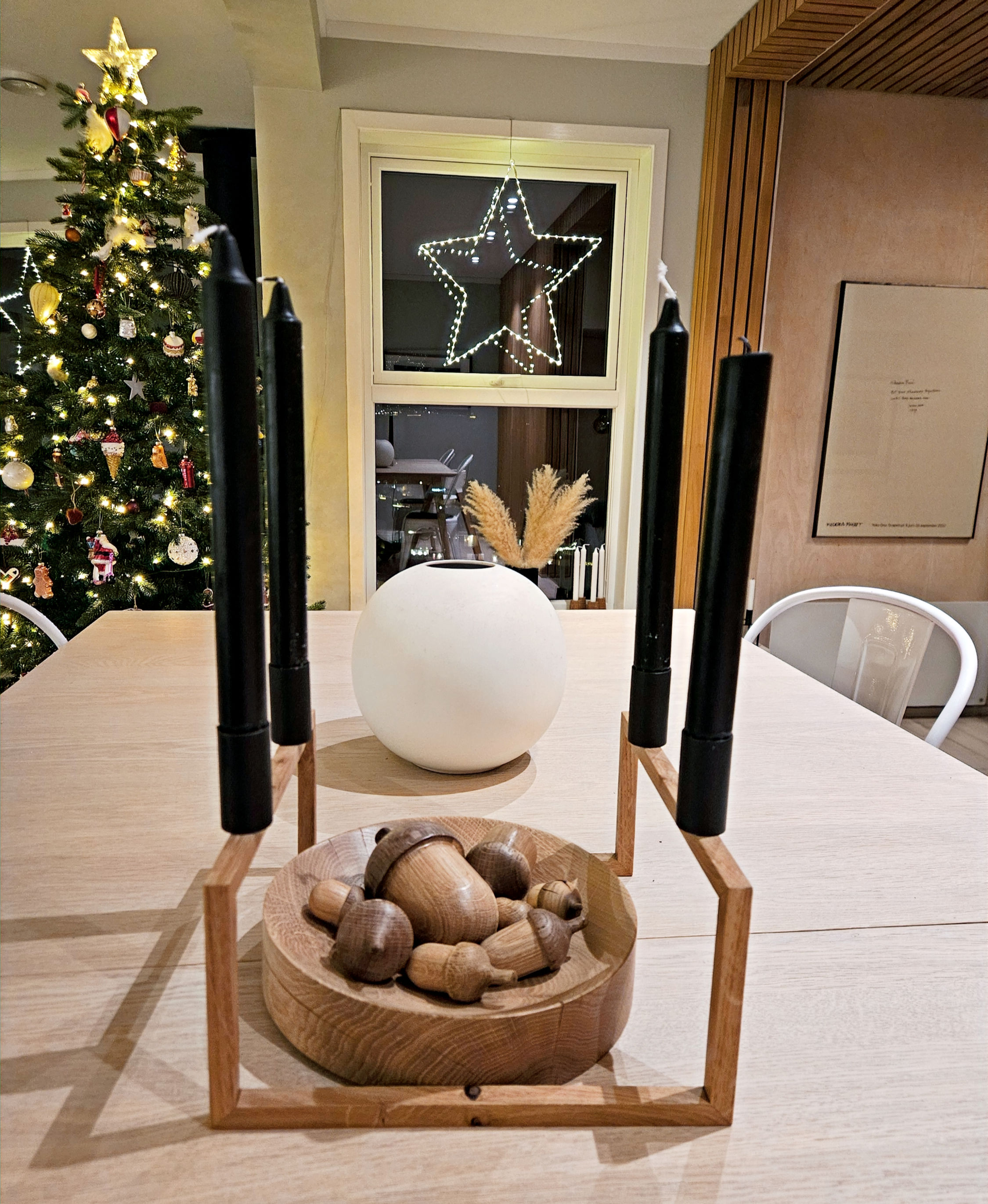 Lysestake I eik med sorte lysholdere.