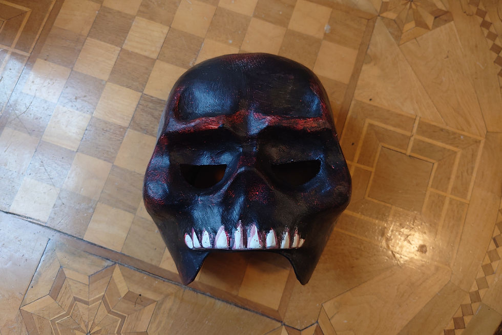 Miniaturbild: Totenkopf-Larve, tragbar mit Gummiband
