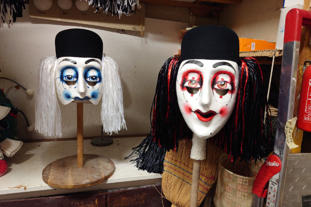 Moderne Beispiele: Fasnachtslarven der klassischen Basler Fasnachtsfigur, der Pierrot. Foto & Larven aus dem Larven Atelier Charivari,