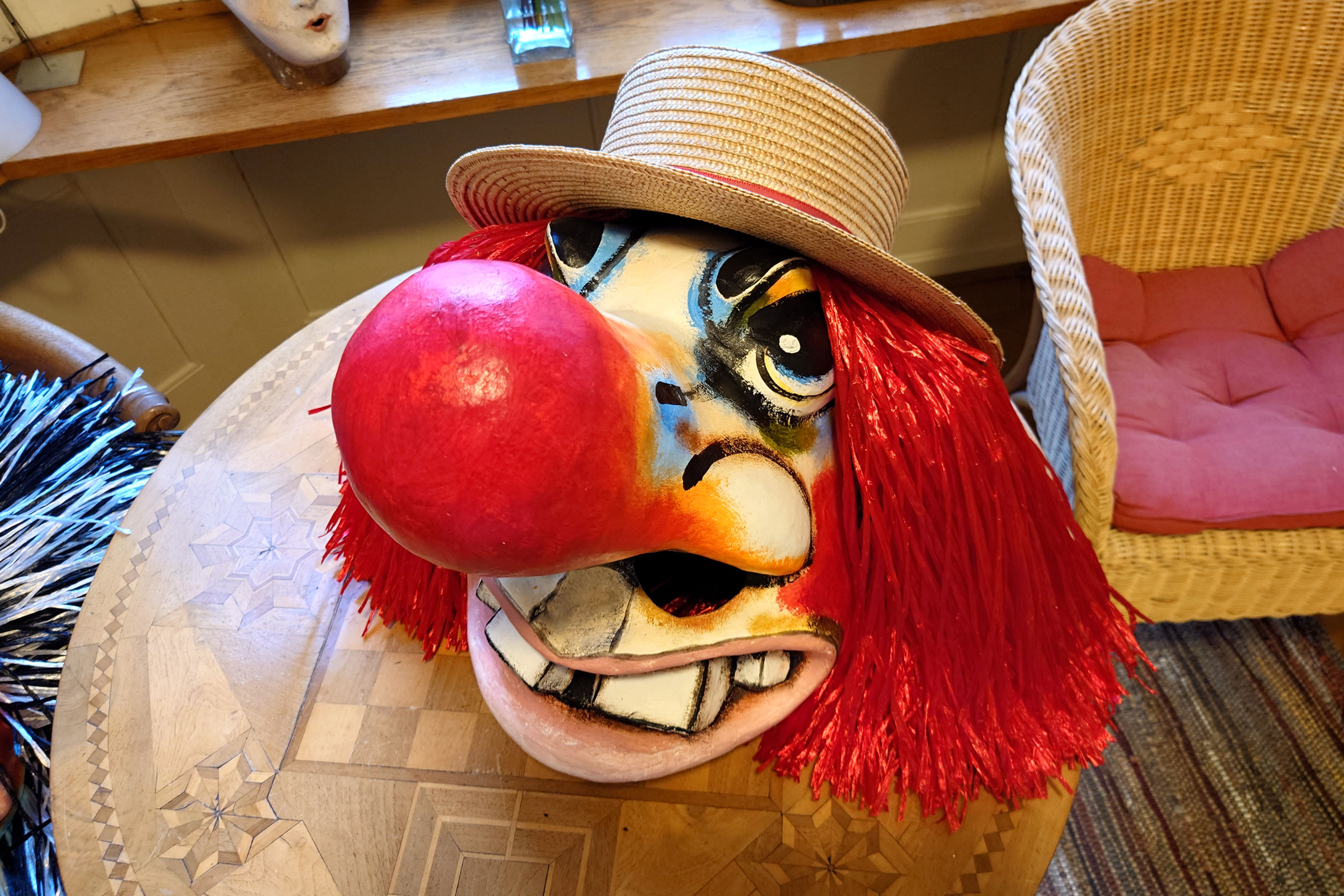 Fasnachtslarve - Grösserer Waggis - Waggislarve - Rote Perücke und Strohhut