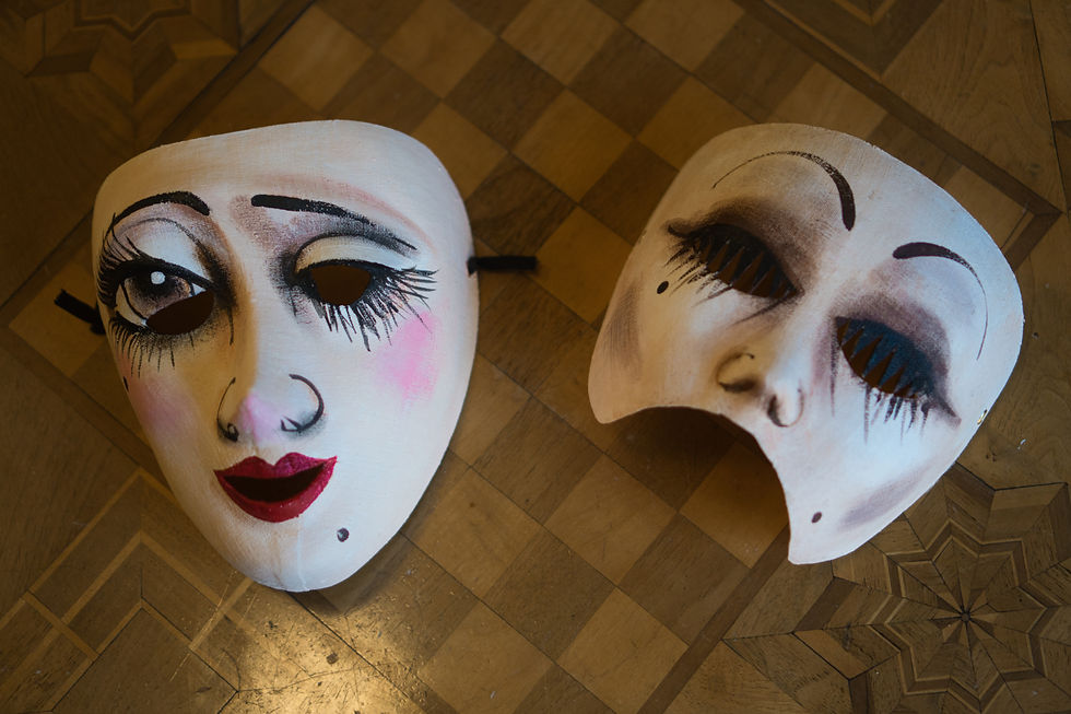 Handgemacht & handbemalte Gummiband-Larven aus Wachs vom Larven Atelier Charivari