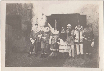 Über 100 Jahre altes Foto (Scan) von Fasnächtlern an der Basler Fasnacht 1921 im Pierrot Kostüm.