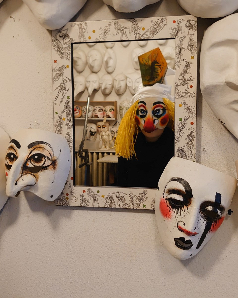 Eine Larven-Anprobe im Atelier Charivari.