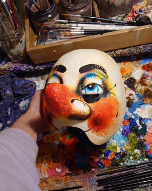 Eine Waggis Larve mit Pfyffer Ausschnitt nach Wunsch bemalt im Atelier Charivari