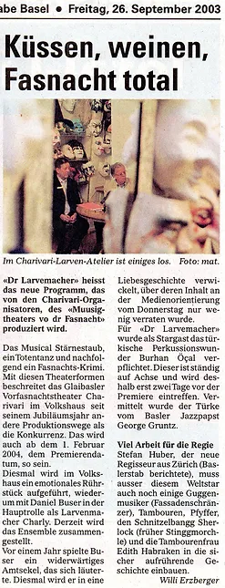 Der Scan eines Zeitungsauschnittes aus dem Jahr 2003 der ehemaligen Zeitung "Baslerstab". Der Artikel handelt von der Aufführung "Dr Larvemacher" im kommenden Charivari Musical im Jahr 2004.