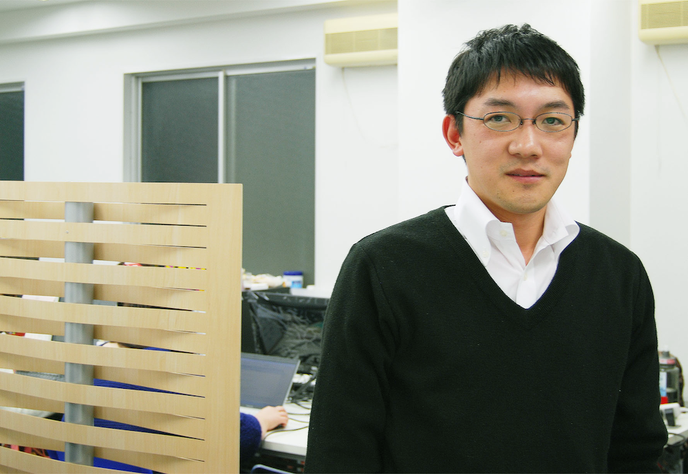 アクセーラ-株式会社-取締役-堀内大-男-インタビュー-メガネ-ビジネスマン-オフィス