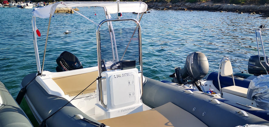 Noleggio senza conducente.
Guida senza patente.
Gommone di 6 metri di recente fabbricazione, con motore da 40cv.
Può ospitare comodamente fino a 6 adulti, grande autonomia con serbatoio carburante da 100 lt, doppio prendisole, doccia acqua dolce , tendalino, comoda scaletta per risalita dall'acqua, presa USB per ricarica telefono, tubolari e cuscini antiscivolo.
Carena performante dotata di ottima stabilità e ottimo comportamento con moto ondoso.