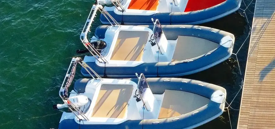 Noleggio senza conducente.
Guida senza patente.
Gommone di 6 metri di recente fabbricazione, con motore da 40cv.
Può ospitare comodamente fino a 6 adulti, grande autonomia con serbatoio carburante da 100 lt, doppio prendisole, doccia acqua dolce , tendalino, comoda scaletta per risalita dall'acqua, presa USB per ricarica telefono, tubolari e cuscini antiscivolo.
Carena performante dotata di ottima stabilità e ottimo comportamento con moto ondoso.