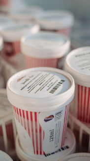 Bild von einigen Eisbechern von dem veganen Eis vom HOF AN DEN TEICHEN